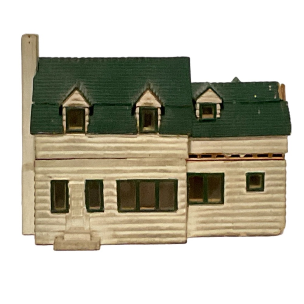 Miniature House - Painted Wood Clapboard 2 Story - Amazing Detail - Picture 4 of 12